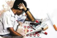 Petugas mengamankan data hasil tes urine 15 siswa yang positif narkoba di Surabaya. (Posnews/Ist)