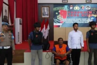 Sebelum membunuh, pelaku Ikhsan (44) mengajak korban threesome dengan strinya. Polisi tangkap pelaku di Pekanbaru. (Polres Siak)
