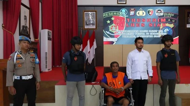 Sebelum membunuh, pelaku Ikhsan (44) mengajak korban threesome dengan strinya. Polisi tangkap pelaku di Pekanbaru. (Polres Siak)

