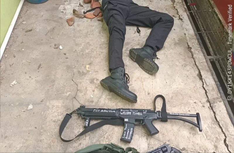 Petugas kepolisian melakukan olah TKP pascaledakan di SMAN 72 Kelapa Gading, Jakarta Utara, Jumat (7/11/2025). (Posnews/Ist)