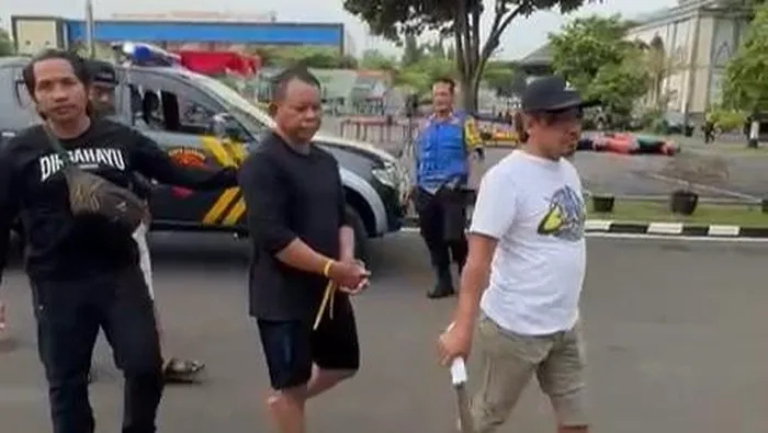 Perangkat desa di Tuban tewas dibacok karena cinta segitiga. Pelaku ditangkap Pors Tuban tanpa perlawanan. (Ist)