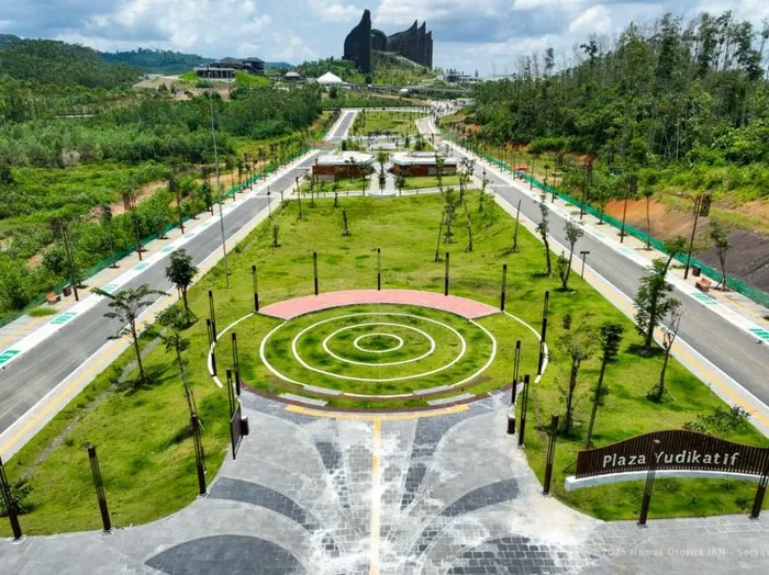 Kawasan pembangunan Ibu Kota Nusantara di Kalimantan tampak dari udara, progres infrastruktur dan aktivitas konstruk. (OIKN)