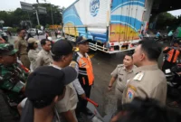 Wali Kota Jakarta Utara Hendra Hidayat bersama petugas Dishub mengawasi pelaksanaan pembatasan truk besar di Jalan Raya Cilincing, Jakarta Utara. (Posnews/Kominfo)