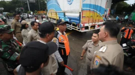 Wali Kota Jakarta Utara Hendra Hidayat bersama petugas Dishub mengawasi pelaksanaan pembatasan truk besar di Jalan Raya Cilincing, Jakarta Utara. (Posnews/Kominfo)