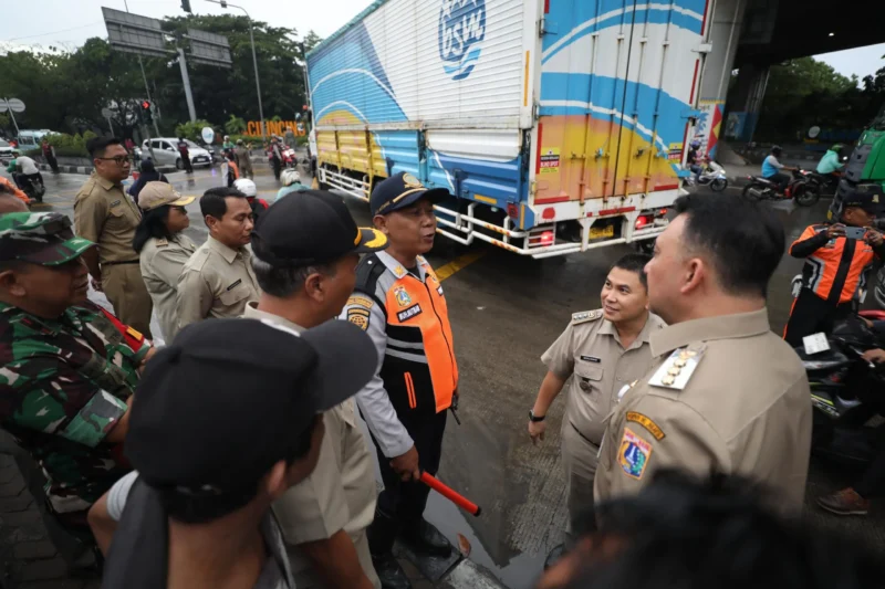 Wali Kota Jakarta Utara Hendra Hidayat bersama petugas Dishub mengawasi pelaksanaan pembatasan truk besar di Jalan Raya Cilincing, Jakarta Utara. (Posnews/Kominfo)