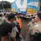 Wali Kota Jakarta Utara Hendra Hidayat bersama petugas Dishub mengawasi pelaksanaan pembatasan truk besar di Jalan Raya Cilincing, Jakarta Utara. (Posnews/Kominfo)