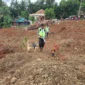 Anjing pelacak K9 Polri membantu tim SAR di area longsor Cilacap. (Posnews/Ist)