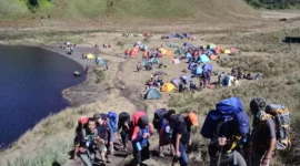 Pendaki bertahan di kawasan Ranu Kumbolo menunggu evakuasi setelah erupsi Gunung Semeru. (Dok: Wisata Gunung Indonesia)
