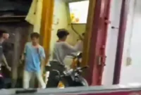 Korban pengamen ukulele keluar dari toko dengan tangan terluka setelah dikejar tiga pelaku bersenjata tajam. (Posnews/ISt)