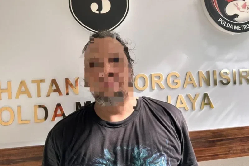 Polisi menunjukkan tersangka pengedar sabu 1 kilogram hasil penangkapan di Pondok Gede, Bekasi. (Posnews/Ist)