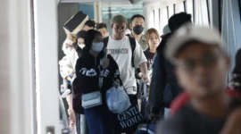 Penumpang membeli tiket kapal ferry ASDP secara online menjelang arus mudik Lebaran di Pelabuhan Merak. (Posnews/ASDP)