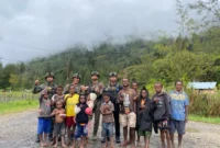 Personel Ops Damai Cartenz bermain dan berfoto bersama anak-anak di Distrik Bibida, Kabupaten Paniai, Papua. (Posnews/Ist)