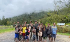 Personel Polisi Papua Berbaur dengan Anak-Anak, Bagikan Makanan Ringan dan Main Bersama
