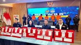 Petugas Imigrasi Tangerang menujukkan lima warga Nigeria yang overstay hingga 4,5 tahun di Indonesia setelah operasi Wirawaspada digelar. (Posnews/Ist)
