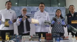 Petugas BPOM RI menunjukkan barang bukti ribuan obat kuat ilegal yang disita dari gudang di Kebon Jeruk, Jakarta Barat, Kamis (13/11/2025). )Posnews/Ist)