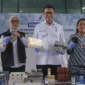 Petugas BPOM RI menunjukkan barang bukti ribuan obat kuat ilegal yang disita dari gudang di Kebon Jeruk, Jakarta Barat, Kamis (13/11/2025). )Posnews/Ist)