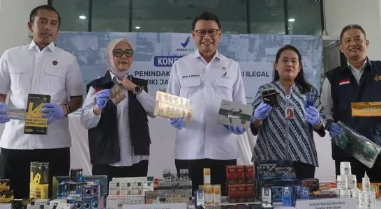 Petugas BPOM RI menunjukkan barang bukti ribuan obat kuat ilegal yang disita dari gudang di Kebon Jeruk, Jakarta Barat, Kamis (13/11/2025). )Posnews/Ist)