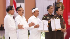 Penandatanganan MoU pidana kerja sosial Kejaksaan Tinggi Jawa Barat bersama pemda se-Jawa Barat di Bekasi. (Puspenkum Kejagung)
