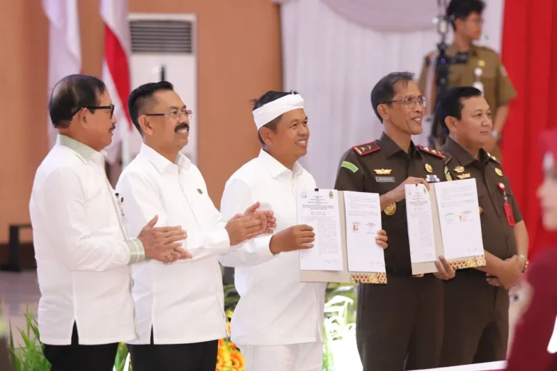 Penandatanganan MoU pidana kerja sosial Kejaksaan Tinggi Jawa Barat bersama pemda se-Jawa Barat di Bekasi. (Puspenkum Kejagung)
