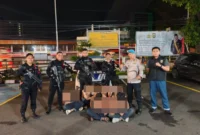 Brimob Yon C Pelopor mengamankan enam remaja beserta barang bukti celurit dalam patroli pencegahan tawuran di Ciputat Timur. (Posnews/Ist)