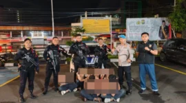 Brimob Yon C Pelopor mengamankan enam remaja beserta barang bukti celurit dalam patroli pencegahan tawuran di Ciputat Timur. (Posnews/Ist)