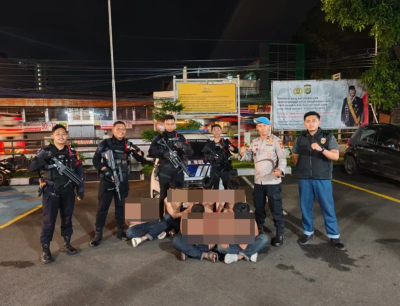 Brimob Yon C Pelopor mengamankan enam remaja beserta barang bukti celurit dalam patroli pencegahan tawuran di Ciputat Timur. (Posnews/Ist)