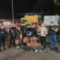 Brimob Yon C Pelopor mengamankan enam remaja beserta barang bukti celurit dalam patroli pencegahan tawuran di Ciputat Timur. (Posnews/Ist)