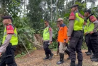 Polisi dan petugas BPBD meninjau retakan tanah di Desa Maribaya setelah 22 rumah rusak akibat tanah bergerak di Purbalingga. (Posnews/Ist)