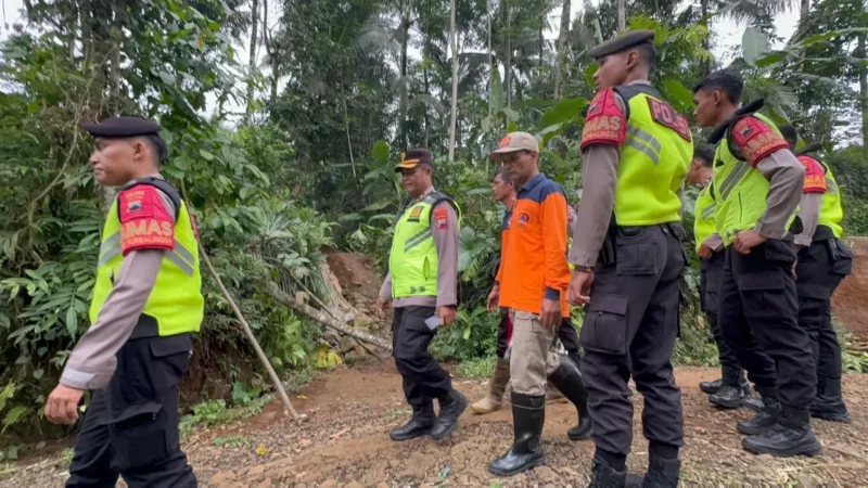 Polisi dan petugas BPBD meninjau retakan tanah di Desa Maribaya setelah 22 rumah rusak akibat tanah bergerak di Purbalingga. (Posnews/Ist)