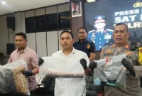 Polisi menunjukkan barang bukti kasus pembunuhan wanita di Cisarua, Bogor, Jawa Barat. (Posnews/Ist)