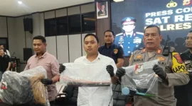 Polisi menunjukkan barang bukti kasus pembunuhan wanita di Cisarua, Bogor, Jawa Barat. (Posnews/Ist)