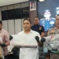 Polisi menunjukkan barang bukti kasus pembunuhan wanita di Cisarua, Bogor, Jawa Barat. (Posnews/Ist)