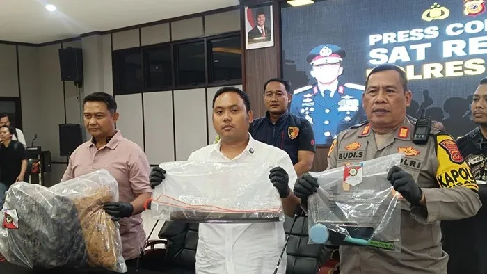Polisi menunjukkan barang bukti kasus pembunuhan wanita di Cisarua, Bogor, Jawa Barat. (Posnews/Ist)
