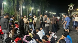 Petugas Polres Tanggamus mengamankan puluhan motor dan pemuda saat razia balap liar di Jalur 2 Islamic Centre Kotaagung. (Posnews/Ist)
