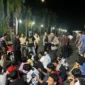 Petugas Polres Tanggamus mengamankan puluhan motor dan pemuda saat razia balap liar di Jalur 2 Islamic Centre Kotaagung. (Posnews/Ist)