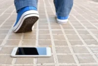 Ilustrasi, Ponsel terjatuh. (Posnews/Net)