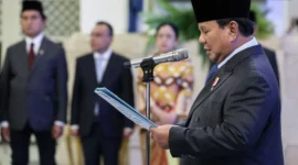 Presiden Prabowo Subianto memberi arahan kepada Ketua Komisi Reformasi Polri Jimly Asshiddiqie di Istana Merdeka, Jakarta. (Instagram)