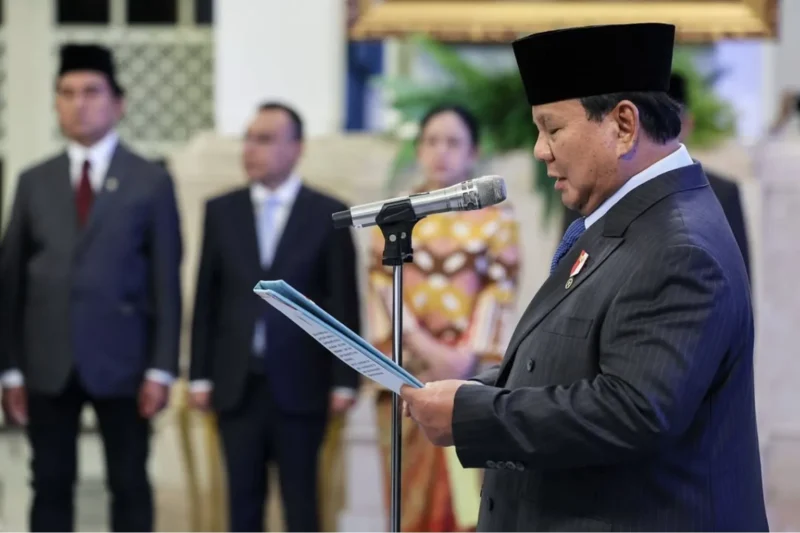 Presiden Prabowo Subianto memberi arahan kepada Ketua Komisi Reformasi Polri Jimly Asshiddiqie di Istana Merdeka, Jakarta. (Instagram)