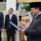 Presiden Prabowo Subianto memberi arahan kepada Ketua Komisi Reformasi Polri Jimly Asshiddiqie di Istana Merdeka, Jakarta. (Instagram)