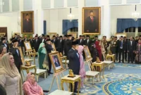 Presiden Prabowo Subianto menyerahkan gelar Pahlawan Nasional kepada ahli waris Soeharto dan Gus Dur dalam upacara di Istana Negara, Senin (10/11/2025).
