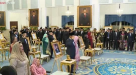 Presiden Prabowo Subianto menyerahkan gelar Pahlawan Nasional kepada ahli waris Soeharto dan Gus Dur dalam upacara di Istana Negara, Senin (10/11/2025).
