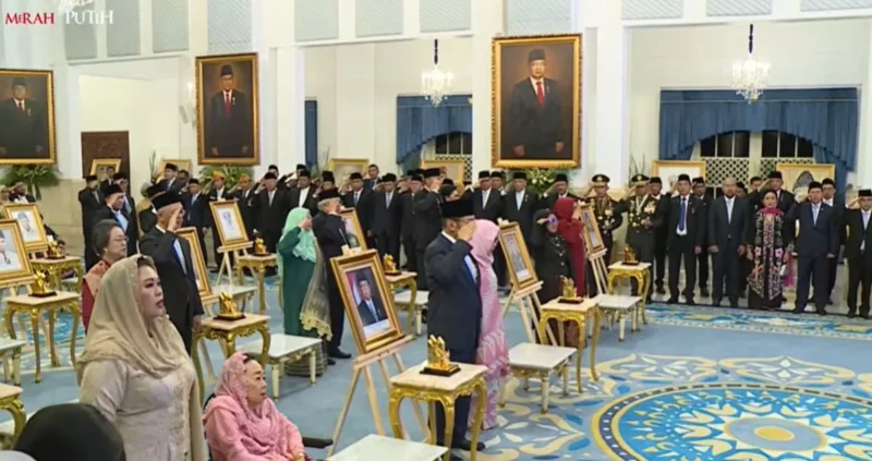 Presiden Prabowo Subianto menyerahkan gelar Pahlawan Nasional kepada ahli waris Soeharto dan Gus Dur dalam upacara di Istana Negara, Senin (10/11/2025).
