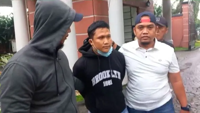 Polisi menangkap preman Ciputat yang hendak membacok pedagang di Pasar Jombang Tangsel. (Ist)