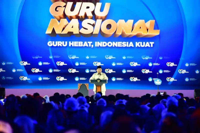 Presiden Prabowo Subianto menyampaikan pidato di Hari Guru Nasional 2025 di Indonesia Arena. (Posnews/Ist)
