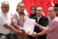 Presiden Prabowo menandatangani surat rehabilitasi dua guru Luwu Utara. (Posnews/Setpres)