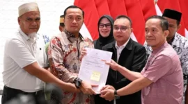 Presiden Prabowo menandatangani surat rehabilitasi dua guru Luwu Utara. (Posnews/Setpres)