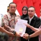 Presiden Prabowo menandatangani surat rehabilitasi dua guru Luwu Utara. (Posnews/Setpres)