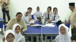 Presiden Prabowo Subianto berada di ruang kelas bersama pelajar SMPN 4 Bekasi. (Posnews/Satpres)