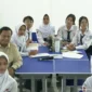 Presiden Prabowo Subianto berada di ruang kelas bersama pelajar SMPN 4 Bekasi. (Posnews/Satpres)
