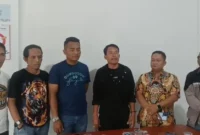 Warga Pamijahan memperlihatkan menu Makan Bergizi Gratis yang diprotes hingga viral di media sosial. (Posnews/Ist)